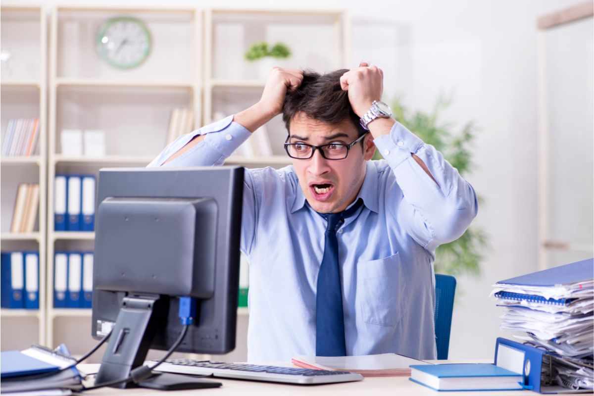 Uomo stressato al lavoro